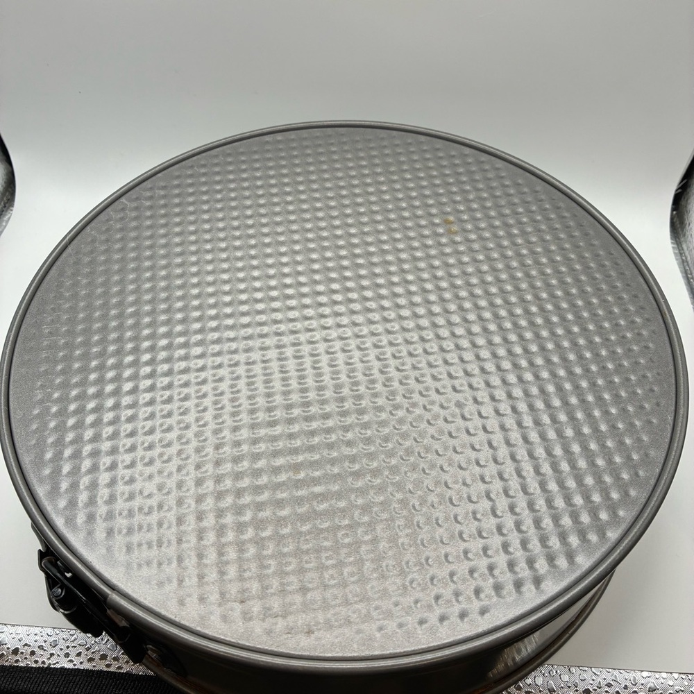 Round 10” Springform Non-Stick Baking Pan - Picture 5 of 7